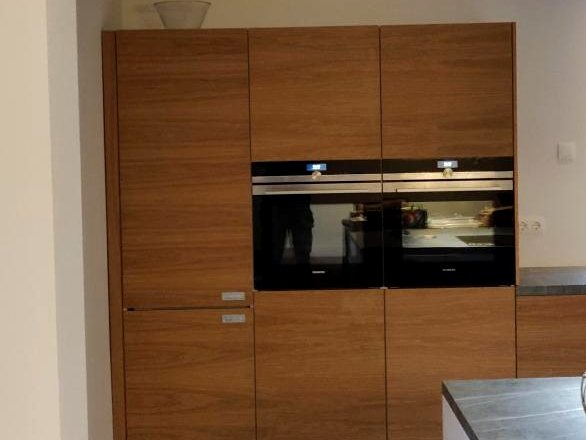 Houten hoge kasten met twee inbouwovens