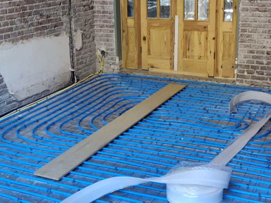 Vloerverwarming op de nieuwe vloer, met de oude deuren teruggeplaatst